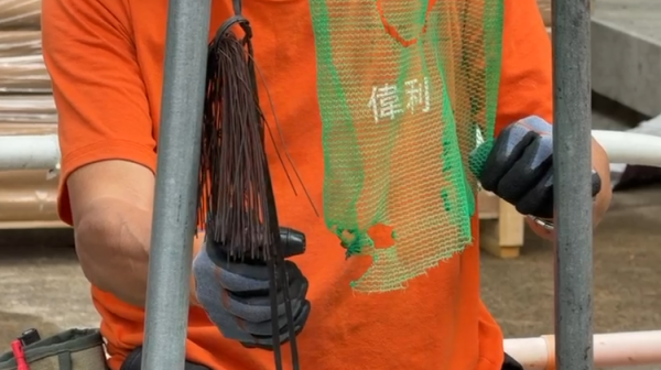 宏福苑大火｜直擊牛頭角安基苑測試燒棚網！接近2分鐘不熄滅 熔網滴落 居民憂熔網灰釀二次火災