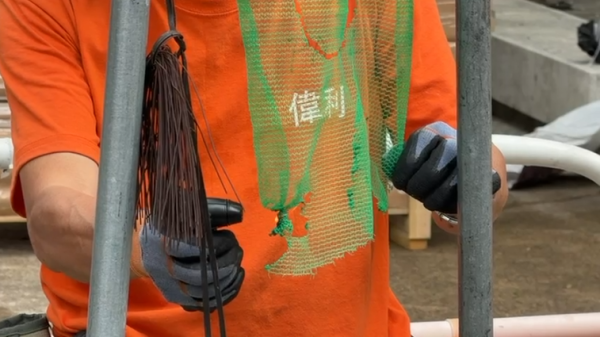 宏福苑大火｜直擊牛頭角安基苑測試燒棚網！接近2分鐘不熄滅 熔網滴落 居民憂熔網灰釀二次火災