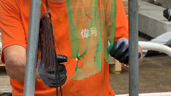 宏福苑大火｜直擊牛頭角安基苑測試燒棚網！接近2分鐘不熄滅 熔網滴落 居民憂熔網灰釀二次火災