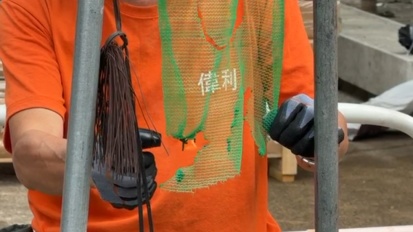 宏福苑大火｜直擊牛頭角安基苑測試燒棚網！接近2分鐘不熄滅 熔網滴落 居民憂熔網灰釀二次火災