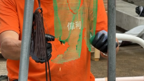 宏福苑大火｜直擊牛頭角安基苑測試燒棚網！接近2分鐘不熄滅 熔網滴落 居民憂熔網灰釀二次火災