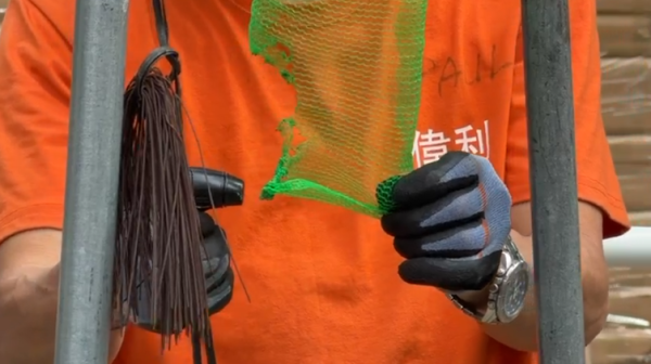 宏福苑大火｜直擊牛頭角安基苑測試燒棚網！接近2分鐘不熄滅 熔網滴落 居民憂熔網灰釀二次火災