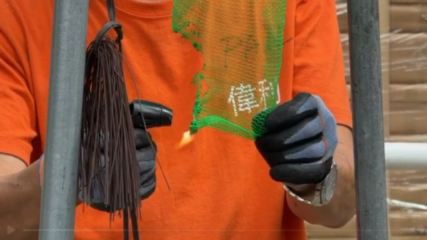 宏福苑大火｜直擊牛頭角安基苑測試燒棚網！接近2分鐘不熄滅 熔網滴落 居民憂熔網灰釀二次火災