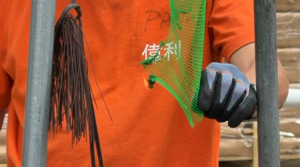 宏福苑大火｜直擊牛頭角安基苑測試燒棚網！接近2分鐘不熄滅 熔網滴落 居民憂熔網灰釀二次火災