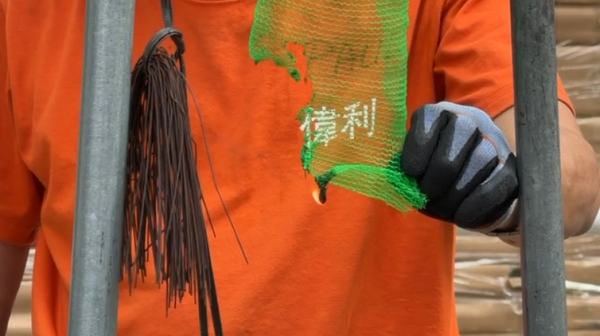 宏福苑大火｜直擊牛頭角安基苑測試燒棚網！接近2分鐘不熄滅 熔網滴落 居民憂熔網灰釀二次火災