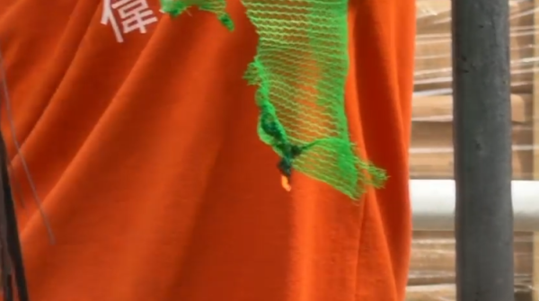 宏福苑大火｜直擊牛頭角安基苑測試燒棚網！接近2分鐘不熄滅 熔網滴落 居民憂熔網灰釀二次火災