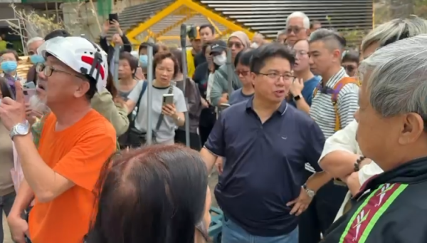 宏福苑大火｜直擊牛頭角安基苑測試燒棚網！接近2分鐘不熄滅 熔網滴落 居民憂熔網灰釀二次火災