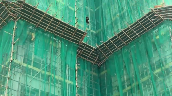 宏福苑大火｜直擊牛頭角安基苑測試燒棚網！接近2分鐘不熄滅 熔網滴落 居民憂熔網灰釀二次火災