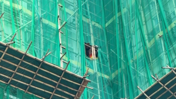 宏福苑大火｜直擊牛頭角安基苑測試燒棚網！接近2分鐘不熄滅 熔網滴落 居民憂熔網灰釀二次火災