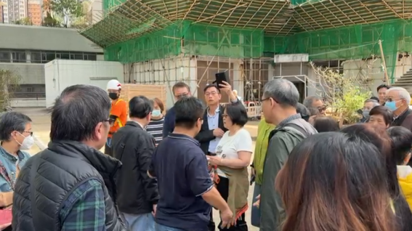 宏福苑大火｜直擊牛頭角安基苑測試燒棚網！接近2分鐘不熄滅 熔網滴落 居民憂熔網灰釀二次火災