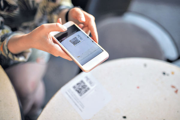 掃 QR Code 落單/俾錢小心！ 騙徒「偷龍轉鳳」貼假 Code？專家：掃描後必對「這一行字」