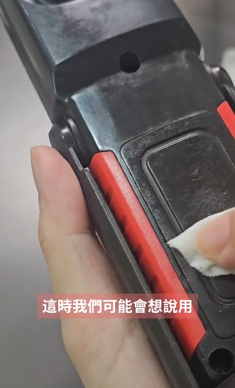 膠柄變黏好噁心！實測3種方法「急救」老化塑膠：一抹溶走黏膩層回復乾爽