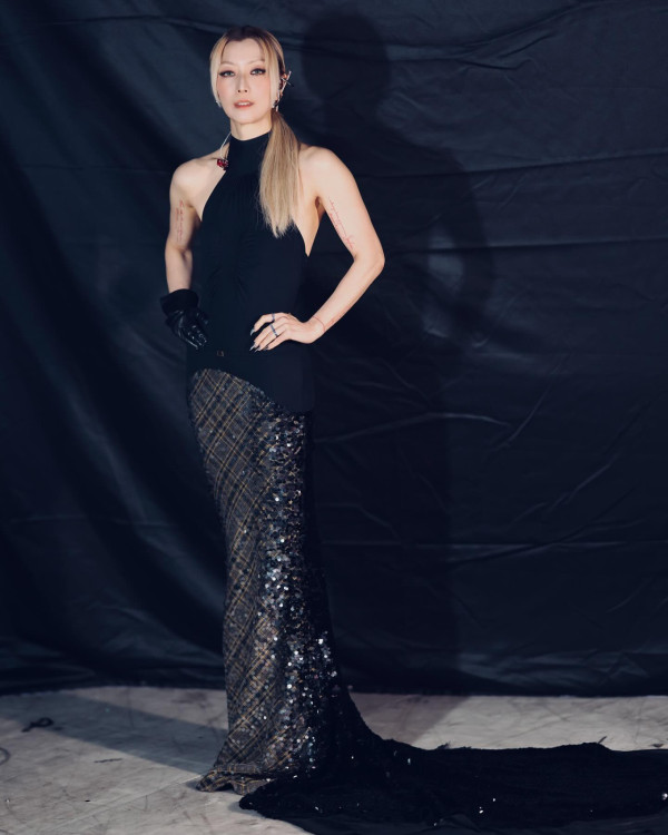 大埔火災|鄭秀文沉重撰文悼宏福苑大火 心繫災情現身教堂祈禱會默念祝禱