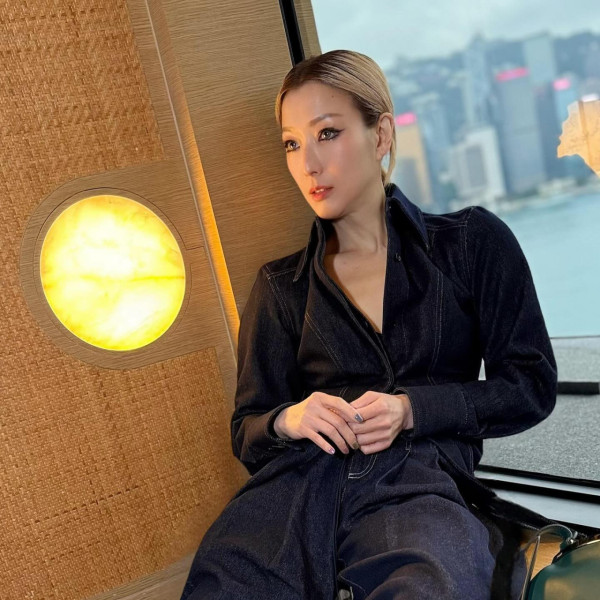 大埔火災|鄭秀文沉重撰文悼宏福苑大火 心繫災情現身教堂祈禱會默念祝禱