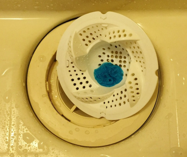 浴缸渠口唔再塞頭髮!日本網民激推DAISO「浴室神物」零接觸KO浴缸毛髮清潔超衛生