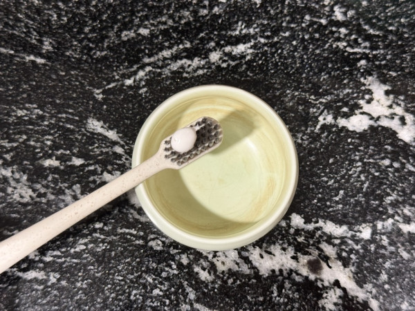 牙膏用完咪扔!剪開尾部變「萬能清潔膏」編輯實測6大隱藏用法:去茶漬/去油最強