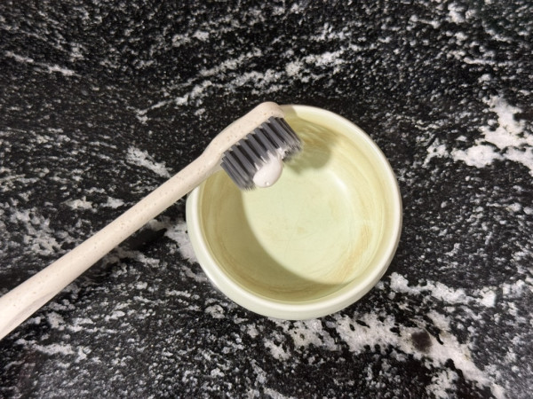 牙膏用完咪扔！剪開尾部變「萬能清潔膏」編輯實測6大隱藏用法：去茶漬/去油最強