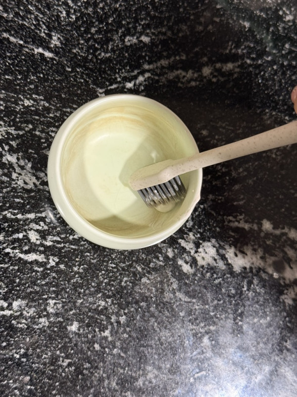 牙膏用完咪扔！剪開尾部變「萬能清潔膏」編輯實測6大隱藏用法：去茶漬/去油最強