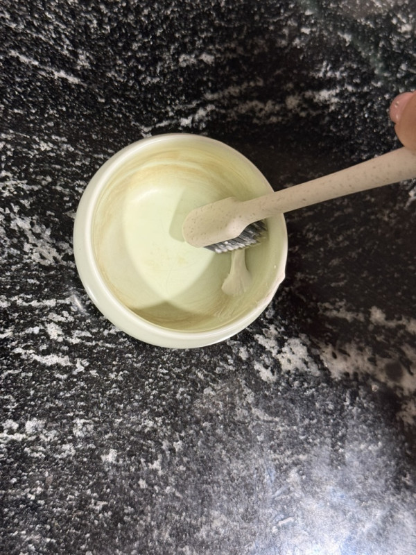 牙膏用完咪扔！剪開尾部變「萬能清潔膏」編輯實測6大隱藏用法：去茶漬/去油最強