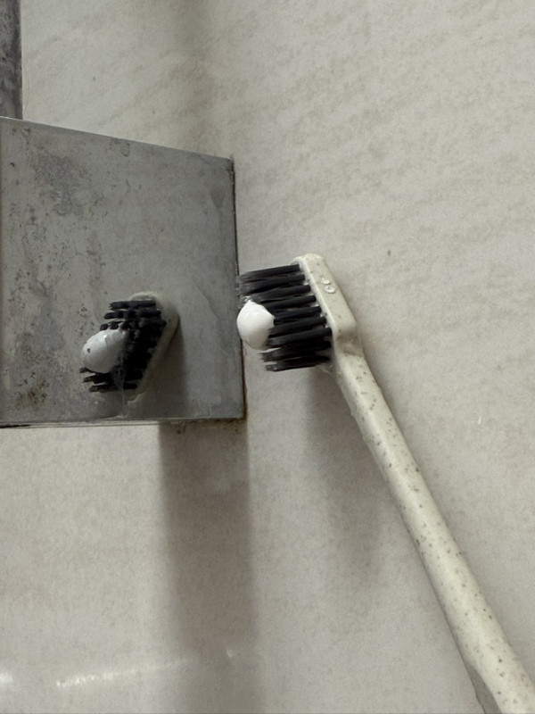 牙膏用完咪扔!剪開尾部變「萬能清潔膏」編輯實測6大隱藏用法:去茶漬/去油最強