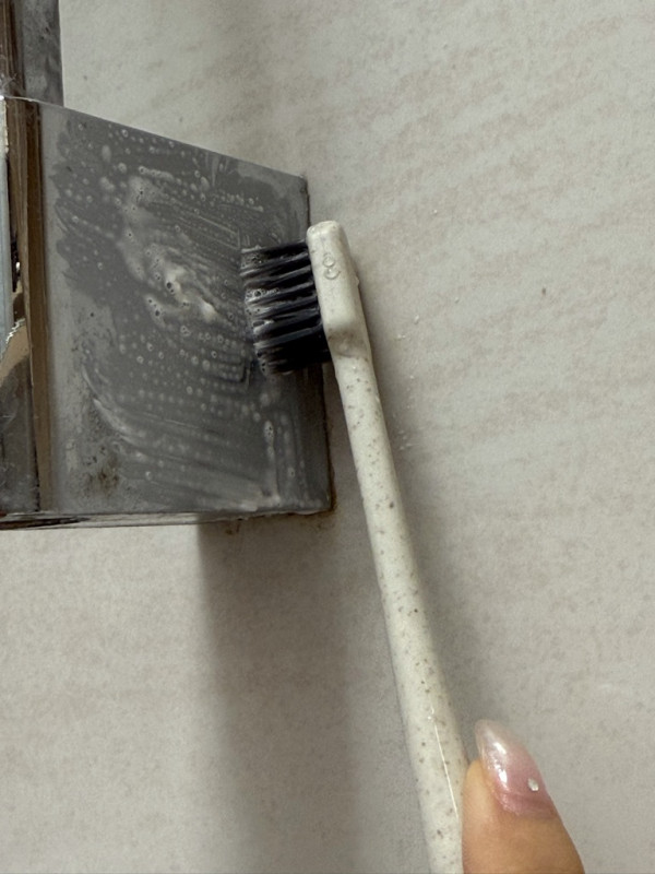 牙膏用完咪扔！剪開尾部變「萬能清潔膏」編輯實測6大隱藏用法：去茶漬/去油最強