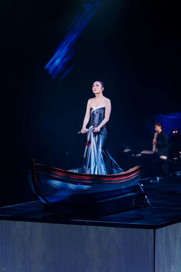 楊千嬅演唱會2025｜紅館第三場突發生驚險意外 特技人懸吊高空滯留至完場