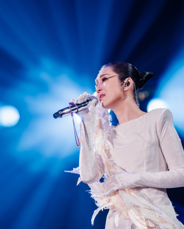 楊千嬅演唱會2025｜紅館第三場突發生驚險意外 特技人懸吊高空滯留至完場