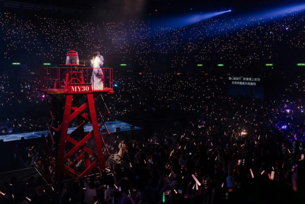 楊千嬅演唱會2025｜紅館第三場突發生驚險意外 特技人懸吊高空滯留至完場