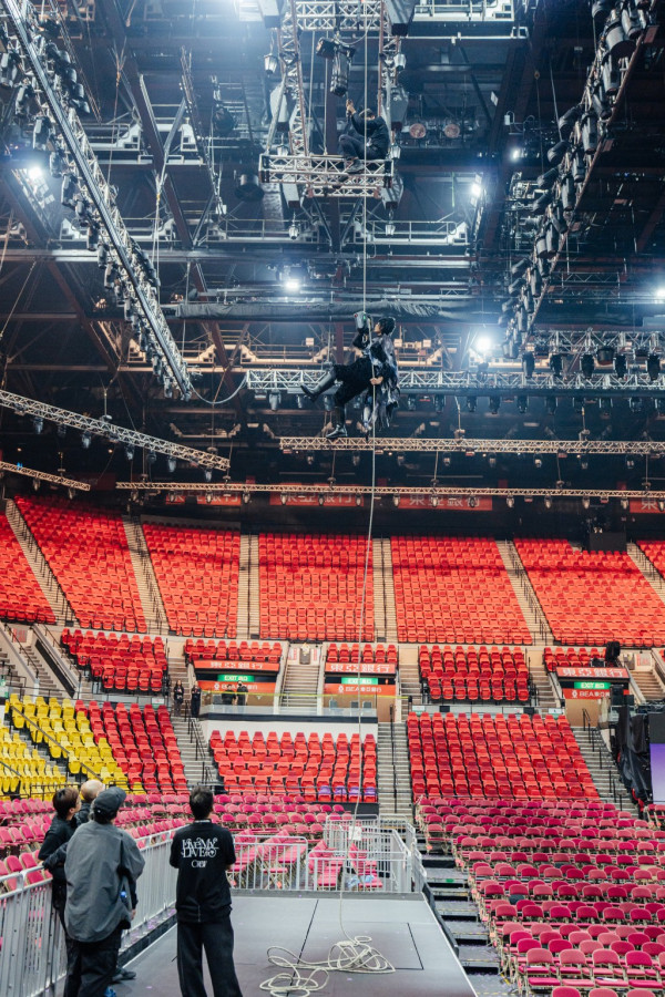 楊千嬅演唱會2025｜紅館第三場突發生驚險意外 特技人懸吊高空滯留至完場