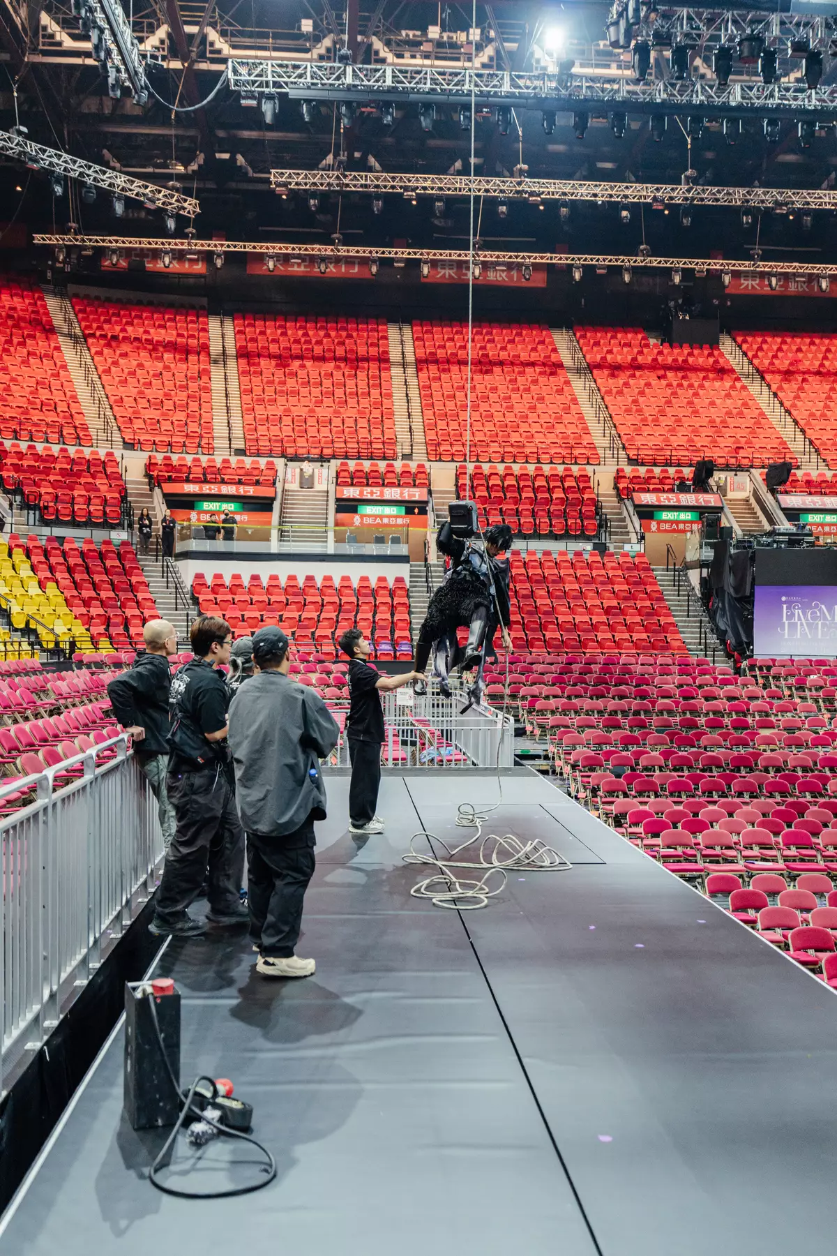 楊千嬅演唱會2025｜紅館第三場突發生驚險意外 特技人懸吊高空滯留至完場