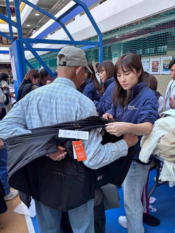 宏福苑大火｜前港姐冠軍赴災區親力親為 現場派發援助金物資 淚崩安慰婆婆無家可歸苦況