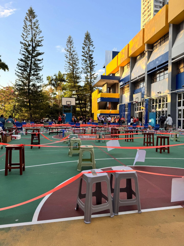 宏福苑大火｜前港姐冠軍赴災區親力親為 現場派發援助金物資 淚崩安慰婆婆無家可歸苦況