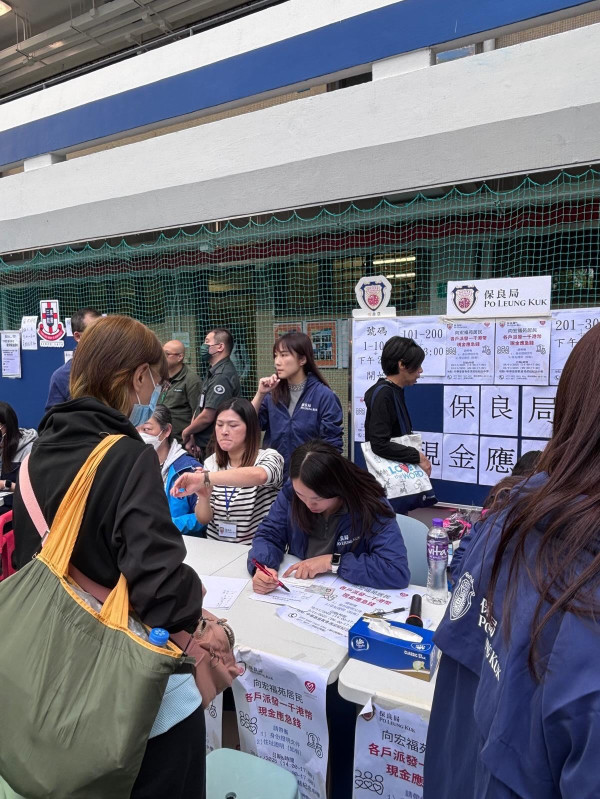宏福苑大火｜前港姐冠軍赴災區親力親為 現場派發援助金物資 淚崩安慰婆婆無家可歸苦況