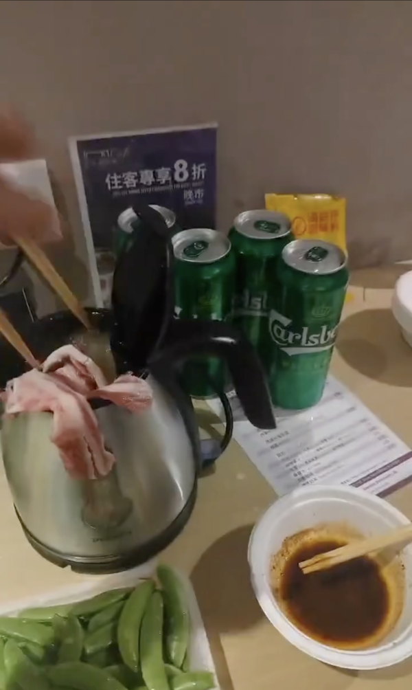 用酒店熱水壺煮底褲灼動物生肉 網民崩潰如飲屍水 員工爆3大暗黑用途 