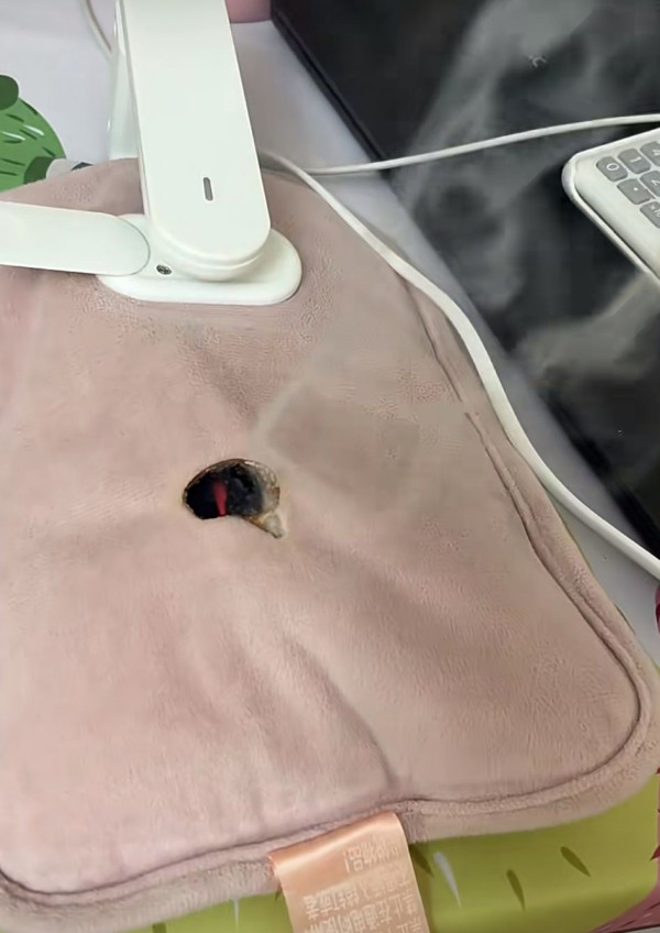 淘寶「充電暖水袋」變計時炸彈!深夜爆炸液體四濺恐毀容 專家教「捏一捏」即知安全性