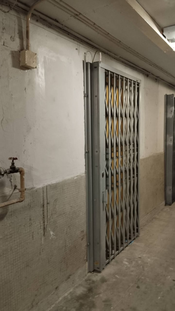 樓主所獲派單位門外的牆身卻較為平滑整潔,似乎曾進行翻新工程。圖片來源:Facebook@公屋討論區