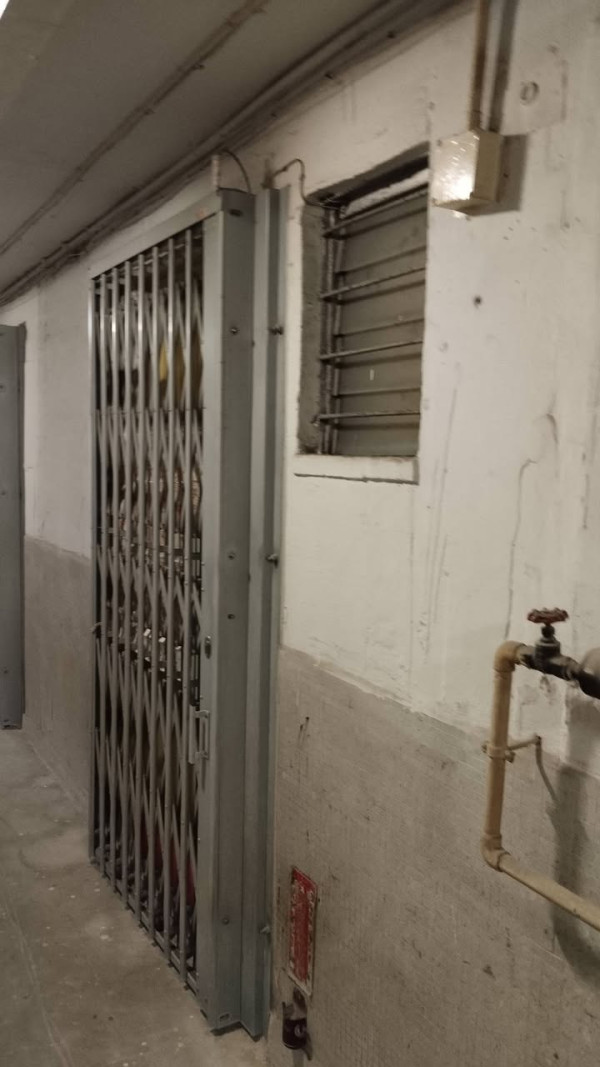 鄰近單位仍有走廊氣窗,形成鮮明對比。圖片來源:Facebook@公屋討論區