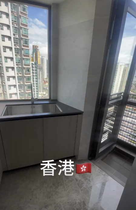 片中安裝團隊先從廚房進入（截圖：Facebook：牛牛家具製造有限公司）