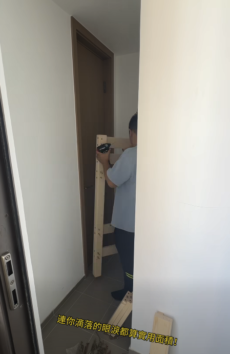 安裝人員最終要在後門前的狹長空間內，放置一張只有65cm*80cm的「極窄床」（截圖：Facebook：牛牛家具製造有限公司）