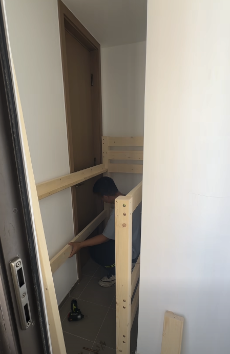 安裝人員最終要在後門前的狹長空間內，放置一張只有65cm*80cm的「極窄床」（截圖：Facebook：牛牛家具製造有限公司）