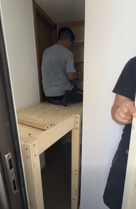 而床頭上方更懸掛一個床頭櫃，使用空間極度壓縮。（截圖：Facebook：牛牛家具製造有限公司）