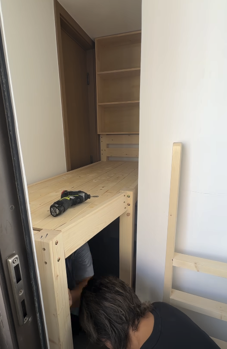 而床頭上方更懸掛一個床頭櫃，使用空間極度壓縮。（截圖：Facebook：牛牛家具製造有限公司）