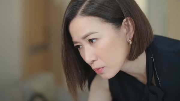 新聞女王2劇評|佘詩曼黃宗澤神級「疊聲對罵戲」 幕後花絮爆笑忘詞伸脷超反差萌