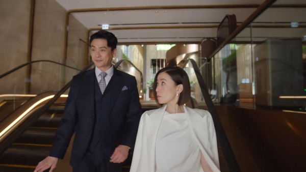 新聞女王2劇評|佘詩曼黃宗澤神級「疊聲對罵戲」 幕後花絮爆笑忘詞伸脷超反差萌