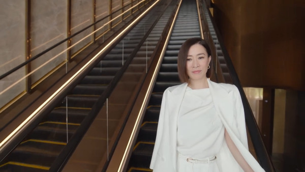 新聞女王2劇評|佘詩曼黃宗澤神級「疊聲對罵戲」 幕後花絮爆笑忘詞伸脷超反差萌