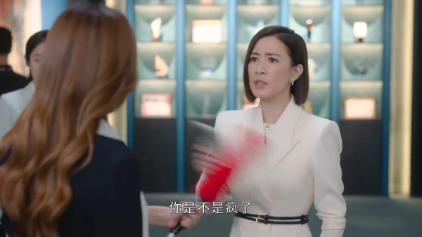 新聞女王2劇評|佘詩曼黃宗澤神級「疊聲對罵戲」 幕後花絮爆笑忘詞伸脷超反差萌