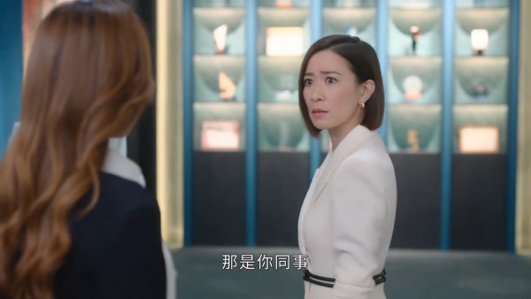 新聞女王2劇評|佘詩曼黃宗澤神級「疊聲對罵戲」 幕後花絮爆笑忘詞伸脷超反差萌