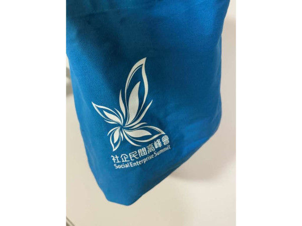 鄰居棄巨型網購袋塞後樓梯 宏福苑慘劇餘波未了 港男鬧爆「點解咁無安全意識？」【附現場相】