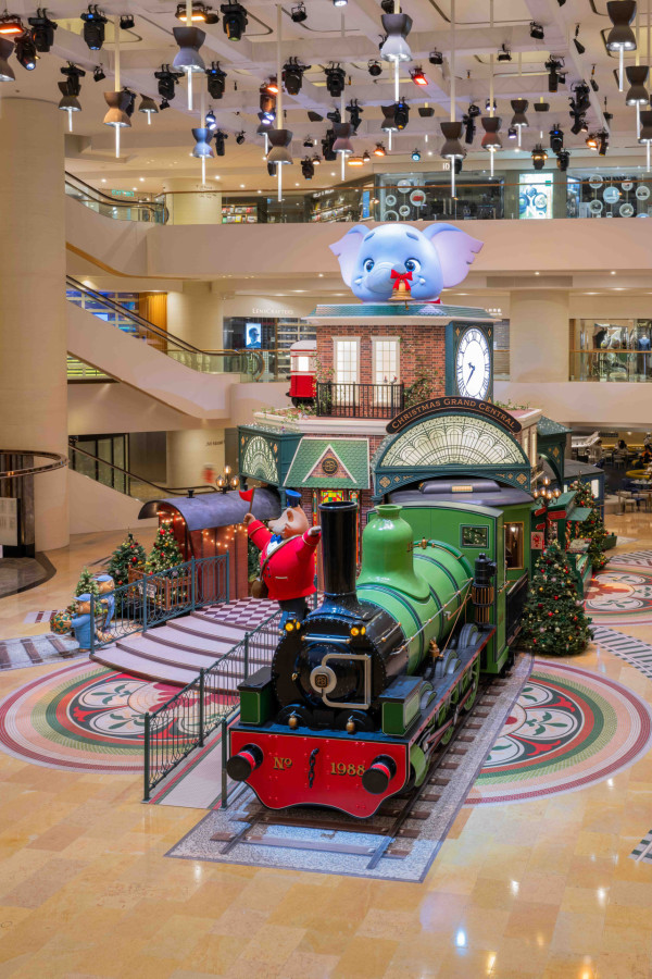 聖誕樹打卡2025|全港10+特色聖誕樹懶人包!中環20米高巨型聖誕樹、迪士尼夢幻飄雪聖誕樹(持續更新)