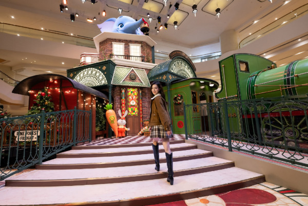 聖誕樹打卡2025|全港10+特色聖誕樹懶人包!中環20米高巨型聖誕樹、迪士尼夢幻飄雪聖誕樹(持續更新)